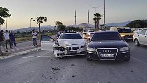 Manavgat'ta kırmızı ışıkta meydana gelen zincirleme kazada 5 kişi yaralandı