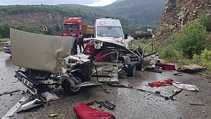 Piknik dönüşü feci kazada otomobil kağıt gibi parçalandı 1 kişi yaşamını yitirdi