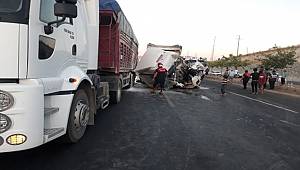 Şanlıurfa'da su tankerine çarpan tırın sürücüsü ağır yaralandı