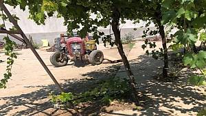 Traktörün üzerinde kalp krizi geçirip tekerin altında kaldı