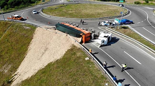 Virajı alamayan tır devrildi, sürücü içinde sıkıştı, talaşlar yola döküldü