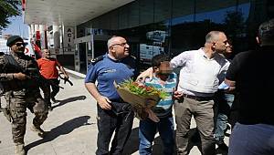 Gaziantep'te bir hastane önünde başına silah dayayan kişi, ikna edilerek gözaltına alındı