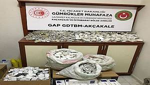 Şanlıurfa'da kaçak 1400 şarj başlığı ve kablosu ile 500 paket sigara ele geçirildi