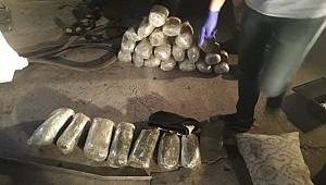 Şanlıurfa’nın Birecik ilçesinde minibüste 14 kilo 670 gram esrar ele geçirildi 