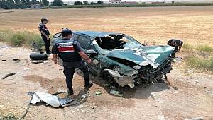 Takla atarak hurdaya dönen otomobilde 1'i bebek 3 kişi yaralandı