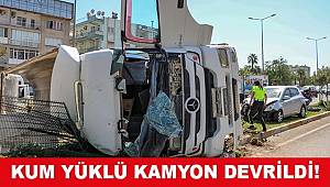 Antalya'da kum yüklü kamyon otomobile çarparak devrildi 2 kişi yaralandı