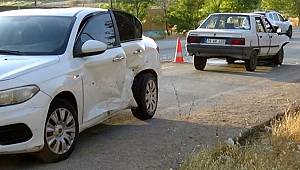 Benzinliğe dönen araca arkadan gelen araç çarptı 5 kişi yaralandı