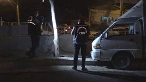 Freni boşalan kamyonet kaldırımda oturan çocuklara çarptı 1 çocuk yaşamını yitirdi
