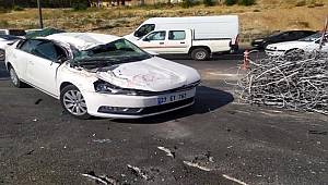 Gaziantep'te demir yüklü kamyonet otomobilin üzerine devrildi 