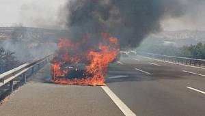 Gaziantep'te hareket halindeki otomobil alev alev yandı