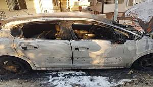 Hatay'da park halindeki otomobil yandı 