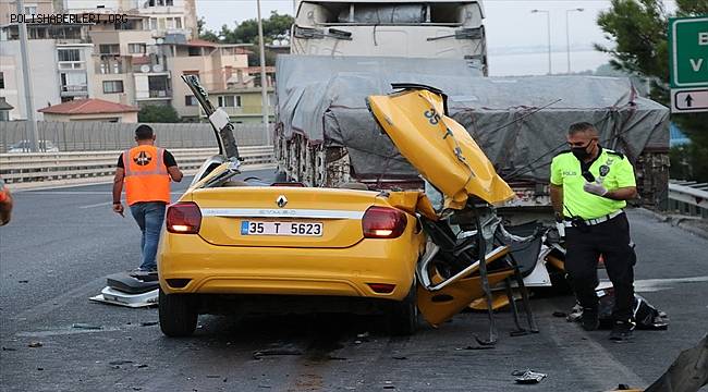 İzmir'de ticari taksi tıra ok gibi saplandı 2 kişi yaralanırken 1 kişi yaşamını yitirdi