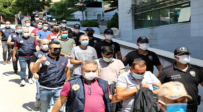 Mersin merkezli FETÖ'nün askeri yapılanmasına yönelik operasyonda yakalanan 17 kişi adliyede