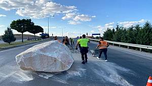 Tırdan yola tonlarca ağırlıktaki mermer blok düştü