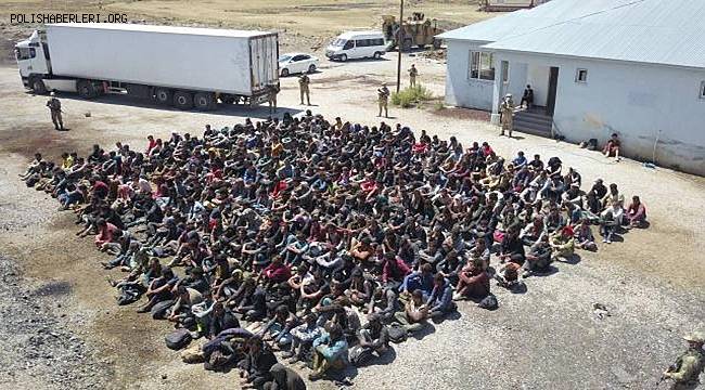 Van'da TIR'ın dorsesinde 300 kaçak göçmen yakalandı
