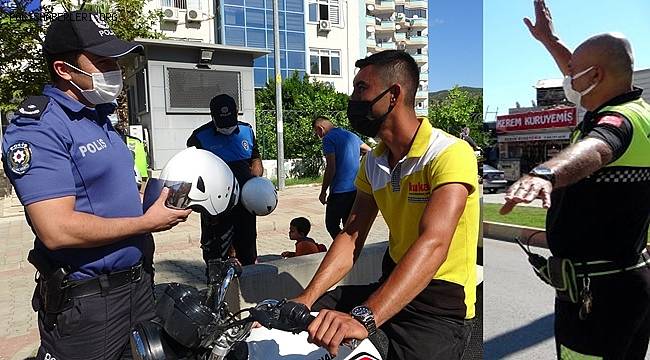 Adana'da Motosiklet Sürücülerine Ceza yerine Kask Hediye edildi