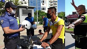 Adana'da Motosiklet Sürücülerine Ceza yerine Kask Hediye edildi