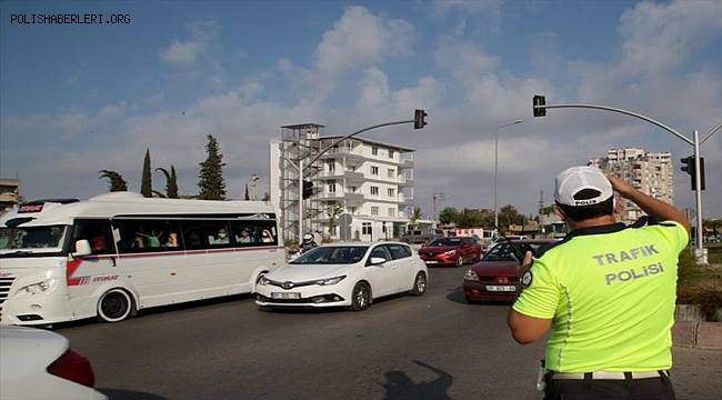 Adana'da trafik ekipleri okul çevrelerinde uygulama yaptı