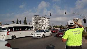 Adana'da trafik ekipleri okul çevrelerinde uygulama yaptı