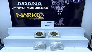 Adana'da yolcu otobüsünde yolcunun çantasından 2 kilo 100 gram esrar çıktı