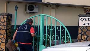 Ayağı kayınca balkon kapısına çarptı, boğazına saplanan camlar hayattan etti
