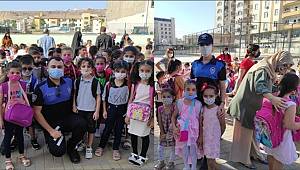 Cizre'de polis ekipleri ders başı yapan öğrencilerin heyecanını paylaştı