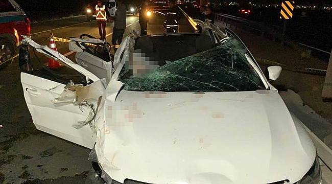 Düğüne giden çiftin içindeki otomobil tırla çarpıştı, 2 kişi hayatını kaybetti