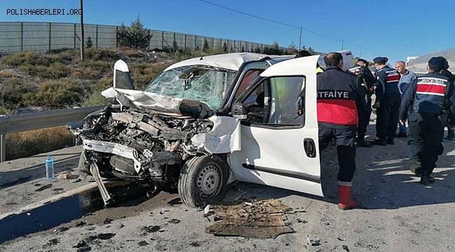 Eskişehir'de, kamyonete çarpan hafif ticari araçtaki 2 kişi hayatını kaybetti