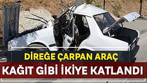 Gaziantep'te aydınlatma direğine çarpan otomobil kağıt gibi ikiye katlandı