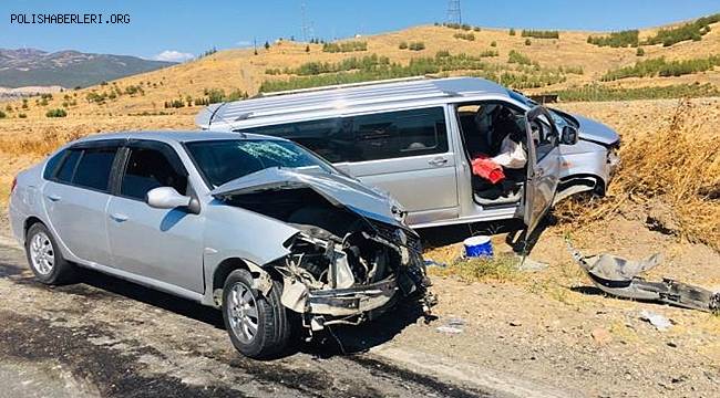 Gaziantep'te hafif ticari araç ile otomobil çarpıştı 5 kişi yaralandı