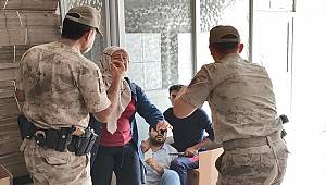 İşlerine son verilen iki fabrika çalışanı, güvenlik görevlisini bıçakla rehin aldı