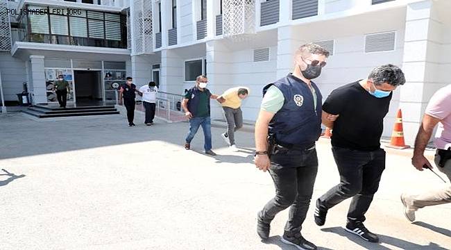 Kendilerini polis olarak tanıtarak dolandırıcılık yaptıkları öne sürülen 3 kişi tutuklandı 
