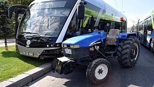 Malatya'da otomobil makas attı, traktör trambüse çarptı