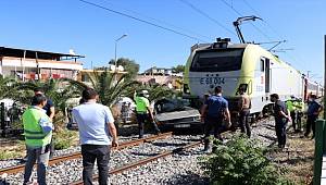 Manisa'da trenin çarpıp 300 metre sürüklediği araçtan sağ kurtuldu