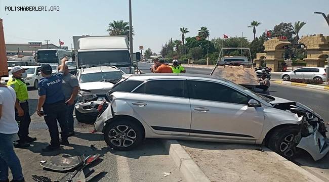 Mersin'de 6 aracın karıştığı zincirleme trafik kazasında 3 kişi yaralandı 