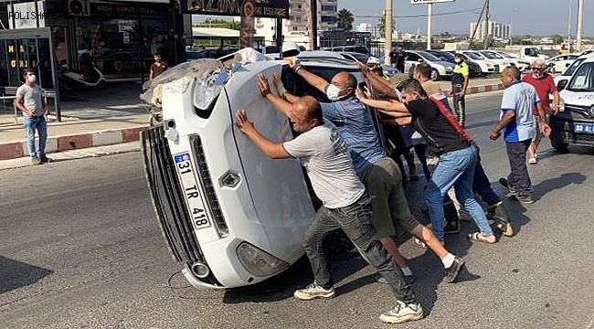 Mersin'de park halindeki araca çarpan otomobil devrildi, vatandaşlar düzeltti