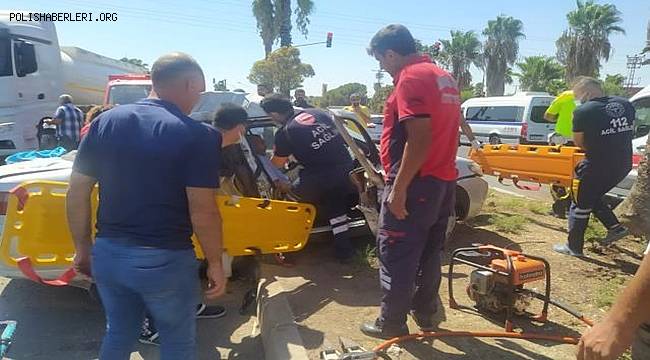 Mersin'in Tarsus ilçesinde otomobilin ağaca çarpması sonucu 3 kişi yaralandı