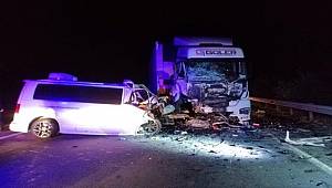 Niğde'de tır ile minibüsün çarpışması sonucu bir kişi yaşamını yitirdi