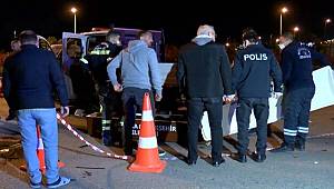 Otomobil belediye işçilerine ve kamyonetine çarptı, 1 kişi yaşamını yitirirken 3 kişi yaralandı