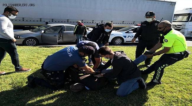 Radara giren sürücü 'dur' ihtarına uymadı, polis aracına vurup kendini araca kilitledi