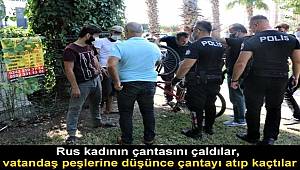 Rus kadının çantasını çaldılar, vatandaş peşlerine düşünce çantayı atıp kaçtılar