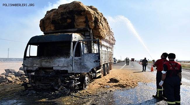 Siverek'te saman yüklü kamyonda çıkan yangın söndürüldü