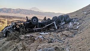 Ağrı'da saman yüklü kamyonun devrilmesi sonucu 2 kişi öldü