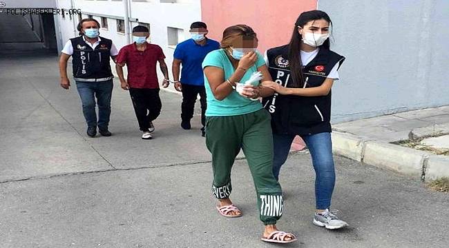 Baskın sırasında eşini kurtarmaya çalışan kadın, uyuşturucuyu iç çamaşırına koydu