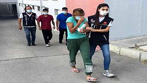 Baskın sırasında eşini kurtarmaya çalışan kadın, uyuşturucuyu iç çamaşırına koydu