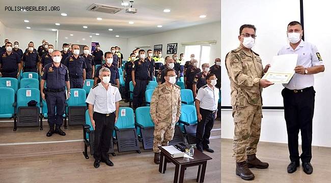 Değerlendirme toplantısında Tuğgeneral Çarıkcıoğlu, başarılı olan trafik timlerini ödüllendirdi