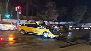 Gaziantep ordu caddesinde meydana gelen kazada taksi kullanılmaz hale geldi