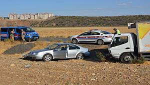Gaziantep'te kamyonetle çarpışan otomobildeki 2 kişi yaralandı