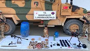 Hakkari'de mağaraya gizlenmiş silah ve el bombaları ele geçirildi