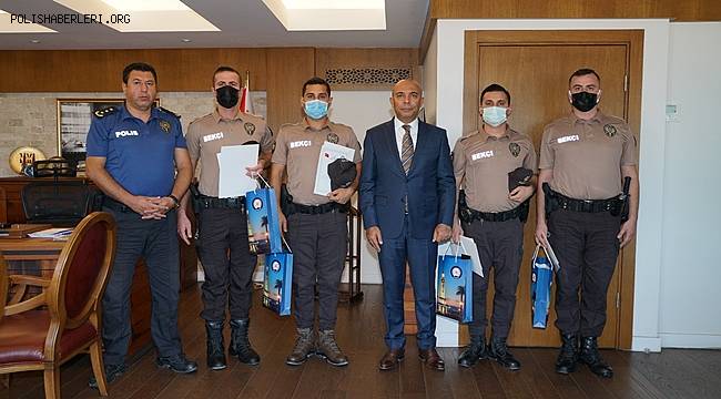 Kafeye silahla ateş açan kişiyi etkisiz hale getiren 4 bekçi ödüllendirildi